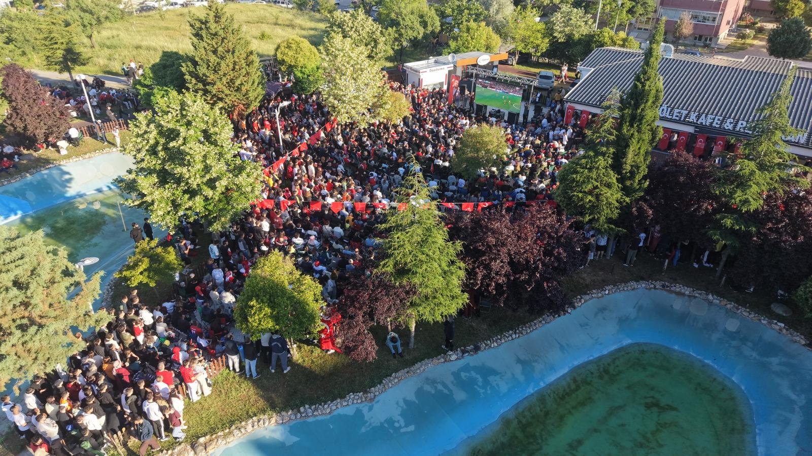 24 yıl aranın ardından Dünya Kupası'na katılan A Milli Futbol Takımı'nın Avustralya karşısındaki ilk grup maçını Edirne'de kurulan dev ekranlarda büyük bir coşkuyla takip eden vatandaşlar, alınan 2-0'lık mağlubiyetle evlerine buruk döndü.